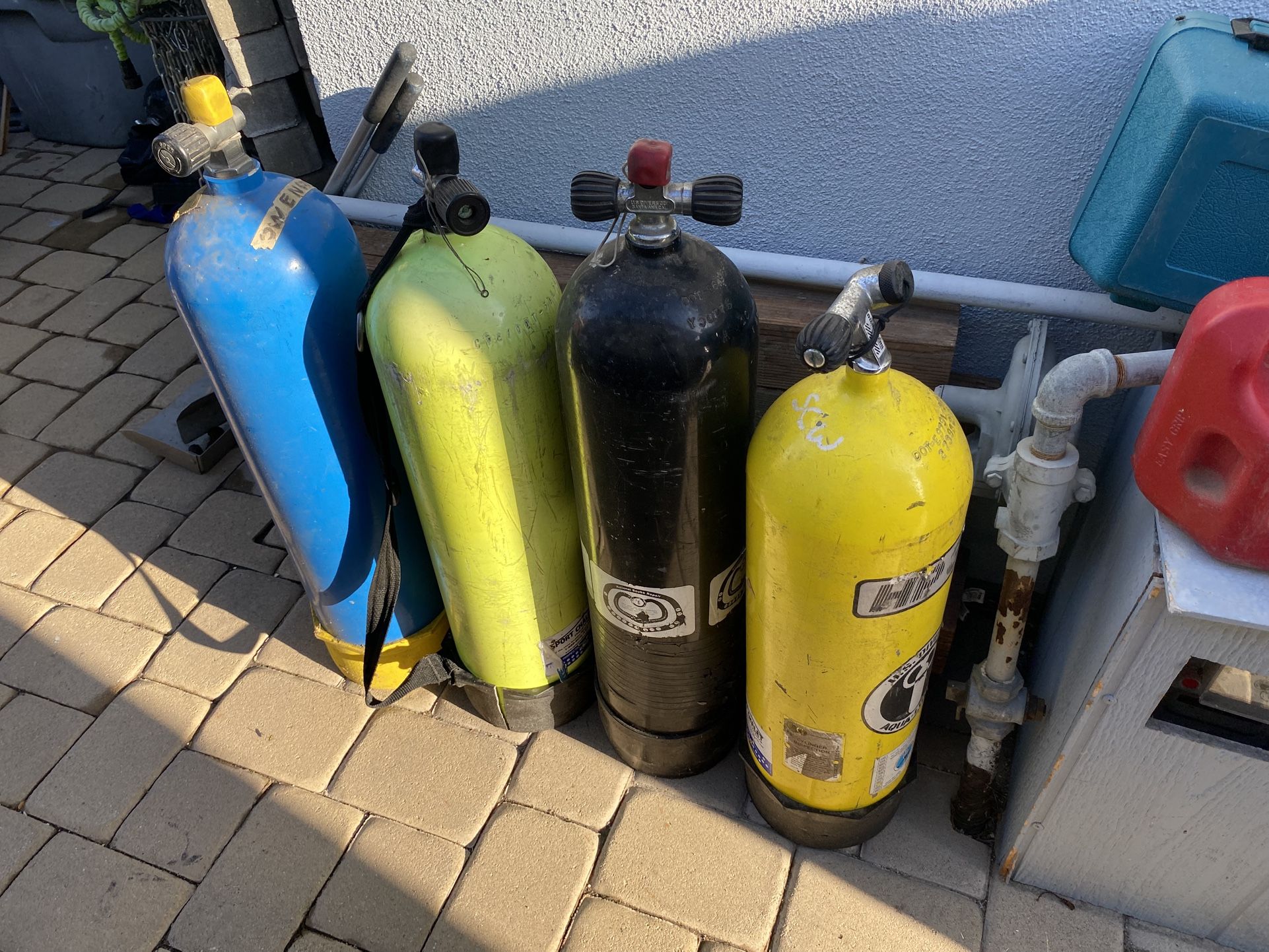 Random Scuba Tanks 6