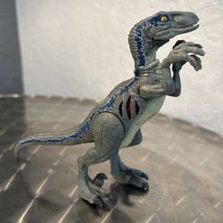 Jurassic World Dominion Extreme Damage Velociraptor Dinosaur Poseable Figure