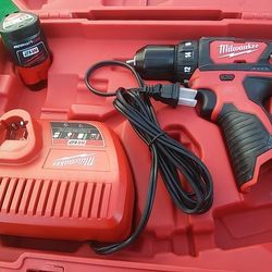 MILWUAKEE M12 CORDLES SPEED DRILL DRIVER KIT BATTERY AND CHARGER NEW 