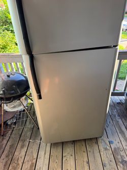 White Top-Freezer Refrigerator