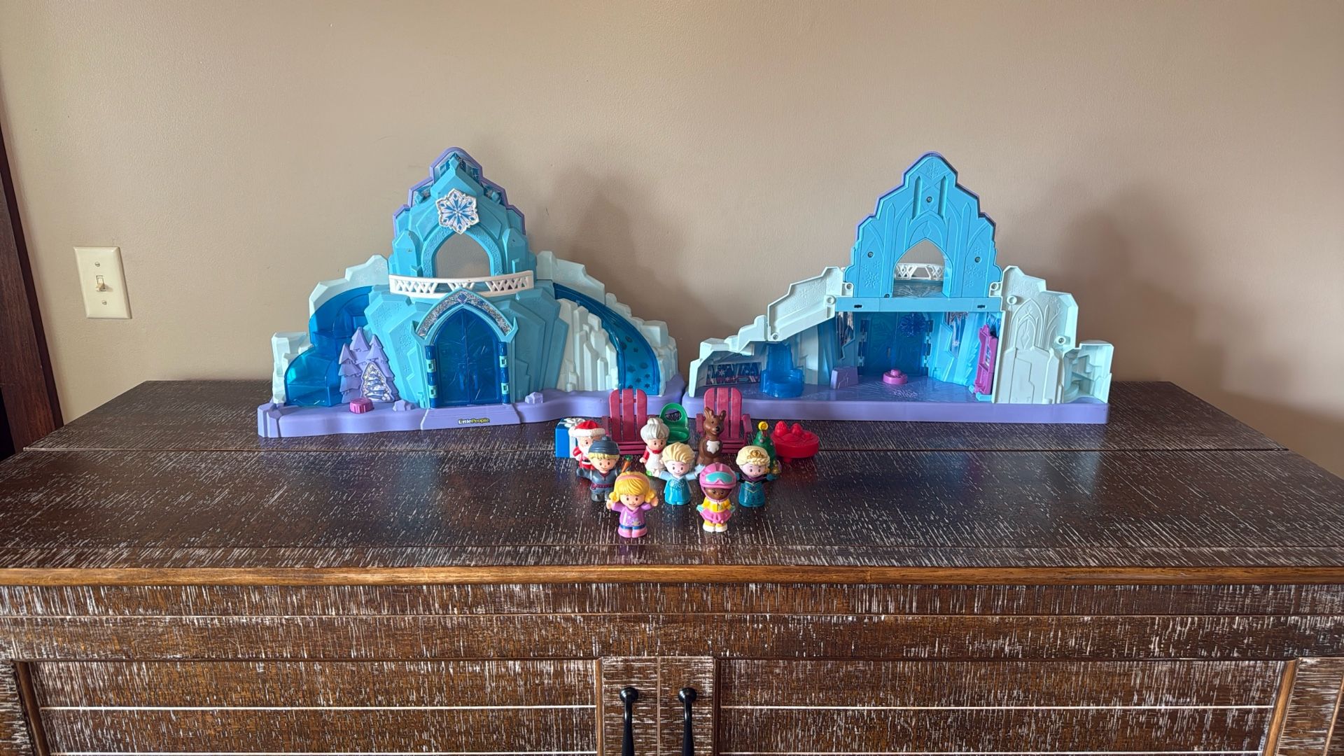 Frozen Castles And Little People Accessories