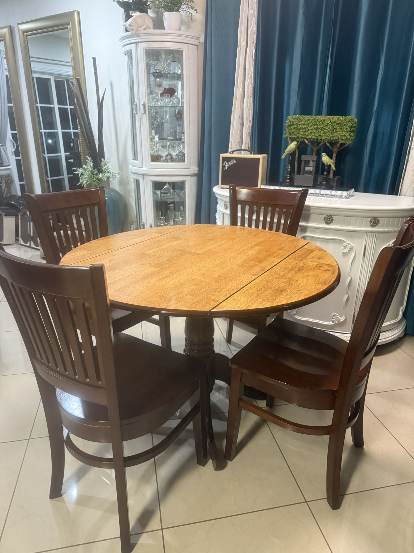 Dining Table With 4 Very Sturdy Chairs In Good Condition