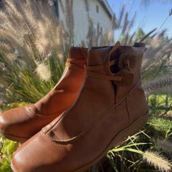 Brown Low-Rise Boots 