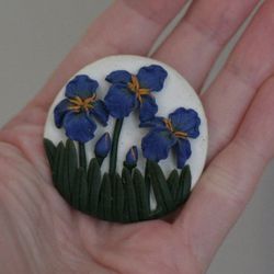 Vintage White Blue Flowers Green Grass Plastic Art Deco Round Pin Brooch 3-D Fun.