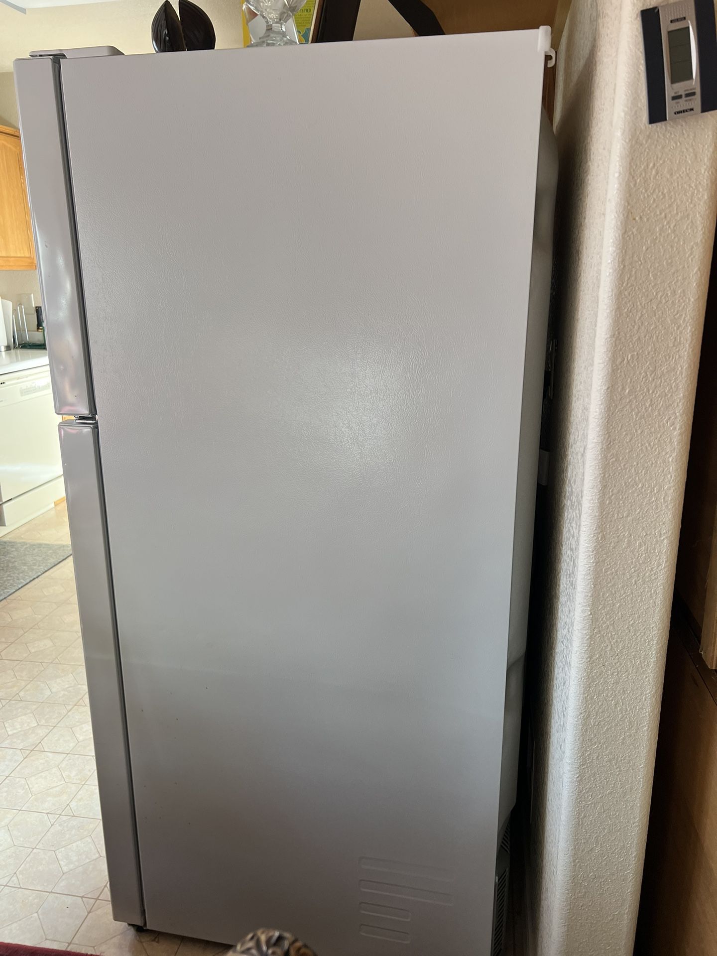 Refrigerator (white) - LG