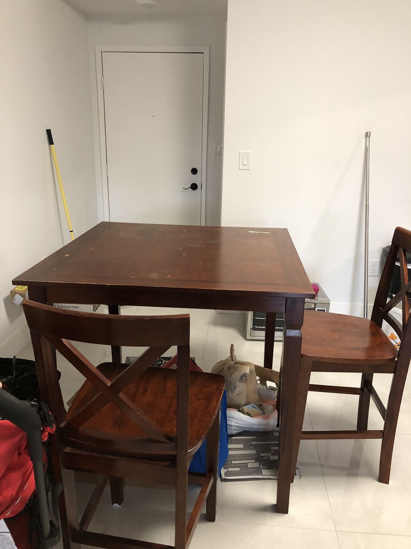 Free table and 4 chairs // Gratis mesa con 4 sillas