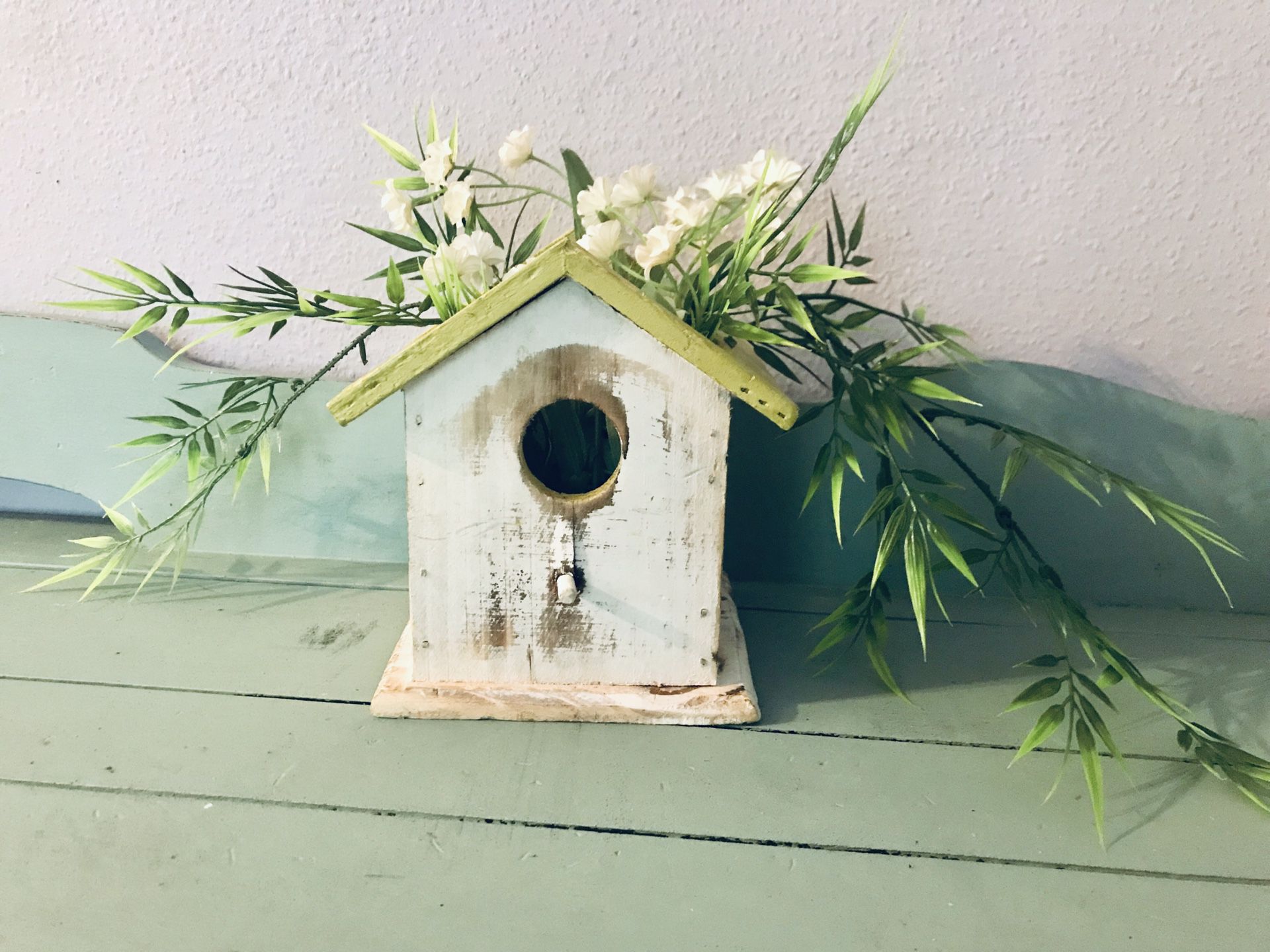 Little birdhouse w artificial flowers