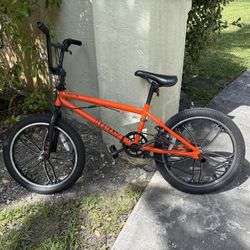 Mongoose Legion BMX Bike – 20” Freestyle w/ Pegs – Great Condition 