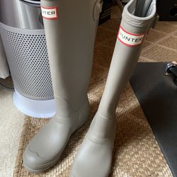 New Hunter Original Tall Womens Rubber Rain Boots - Black -Women size 5 Color Gray Light Brown   New without tag with store price sticker. Shows light