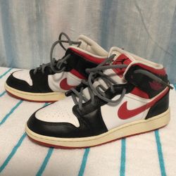 Nike AIR JORDAN 1 Hi-Tops,   Size:  6Y            Worn Heel