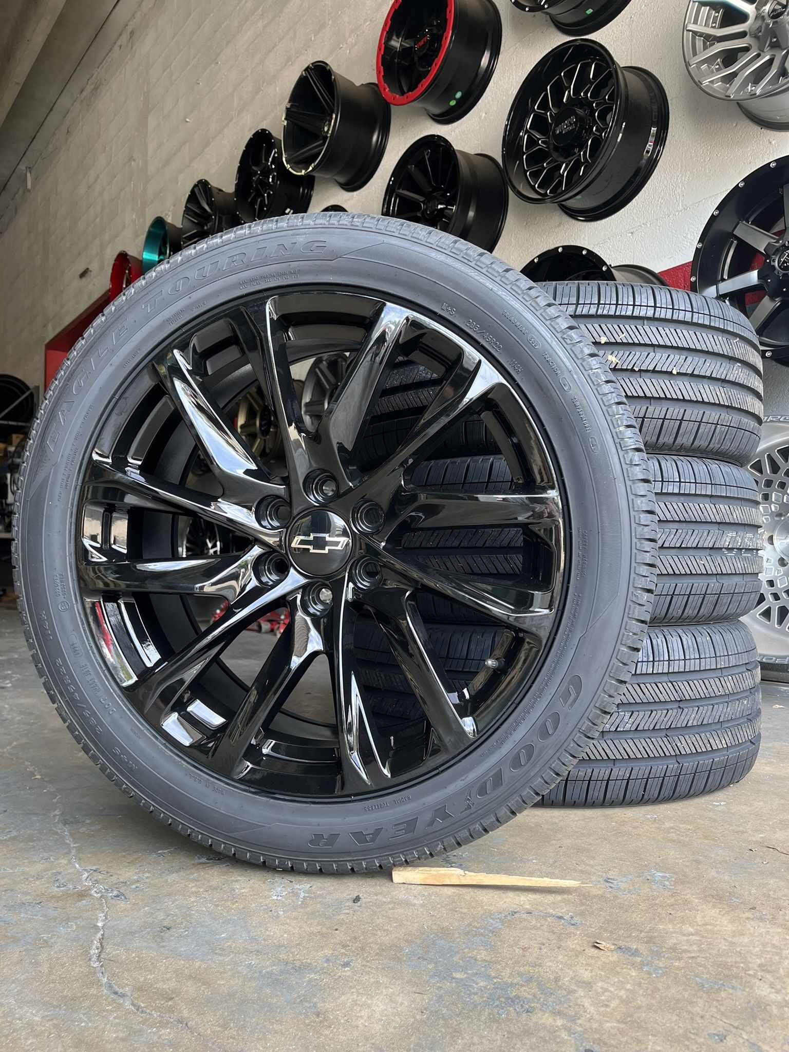 22 Inch Chevy Style Wheels (Twist) W/ New Tires 285/45R22 for Sale in ...