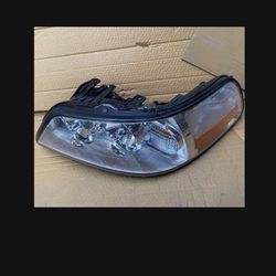 Lincoln Town Car Headlight Left 05thruu11 Factory Oem Like new 