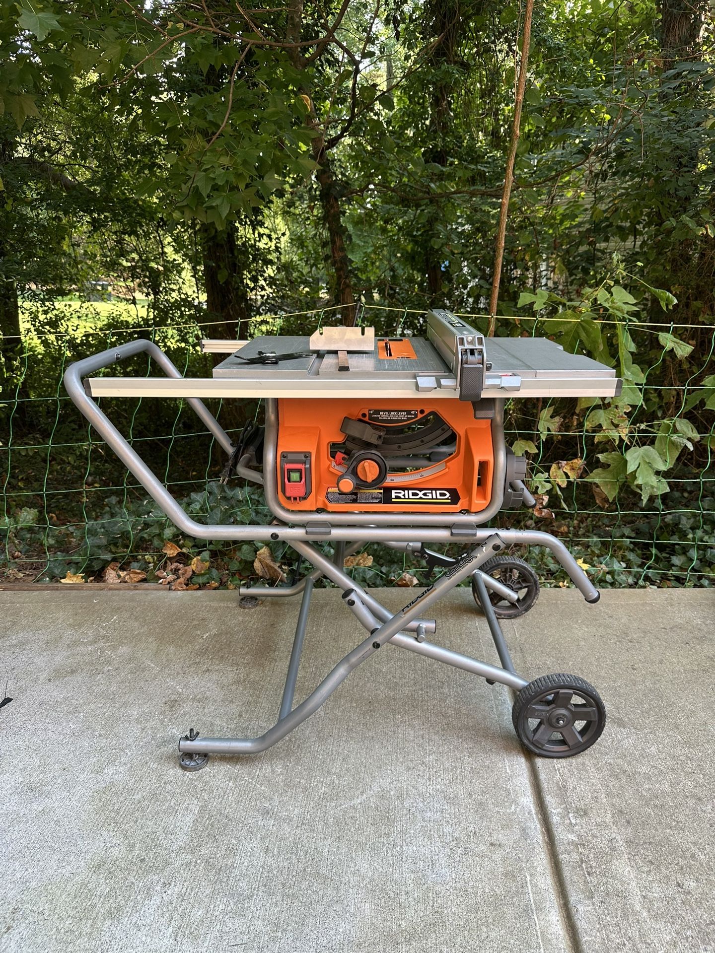 Ridgid Table Saw With Stand 15Amp 10in.