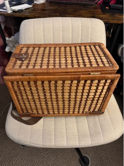 Wicker Table Convertible Picnic Basket with Plastic Dishes