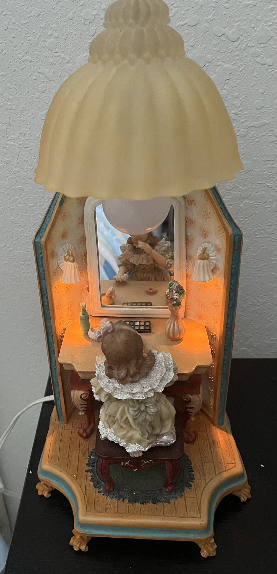 Beautiful Lamp- Has Two Tiny Lights Next To The Mirror That Turns On And Off With Batterie. Like New.