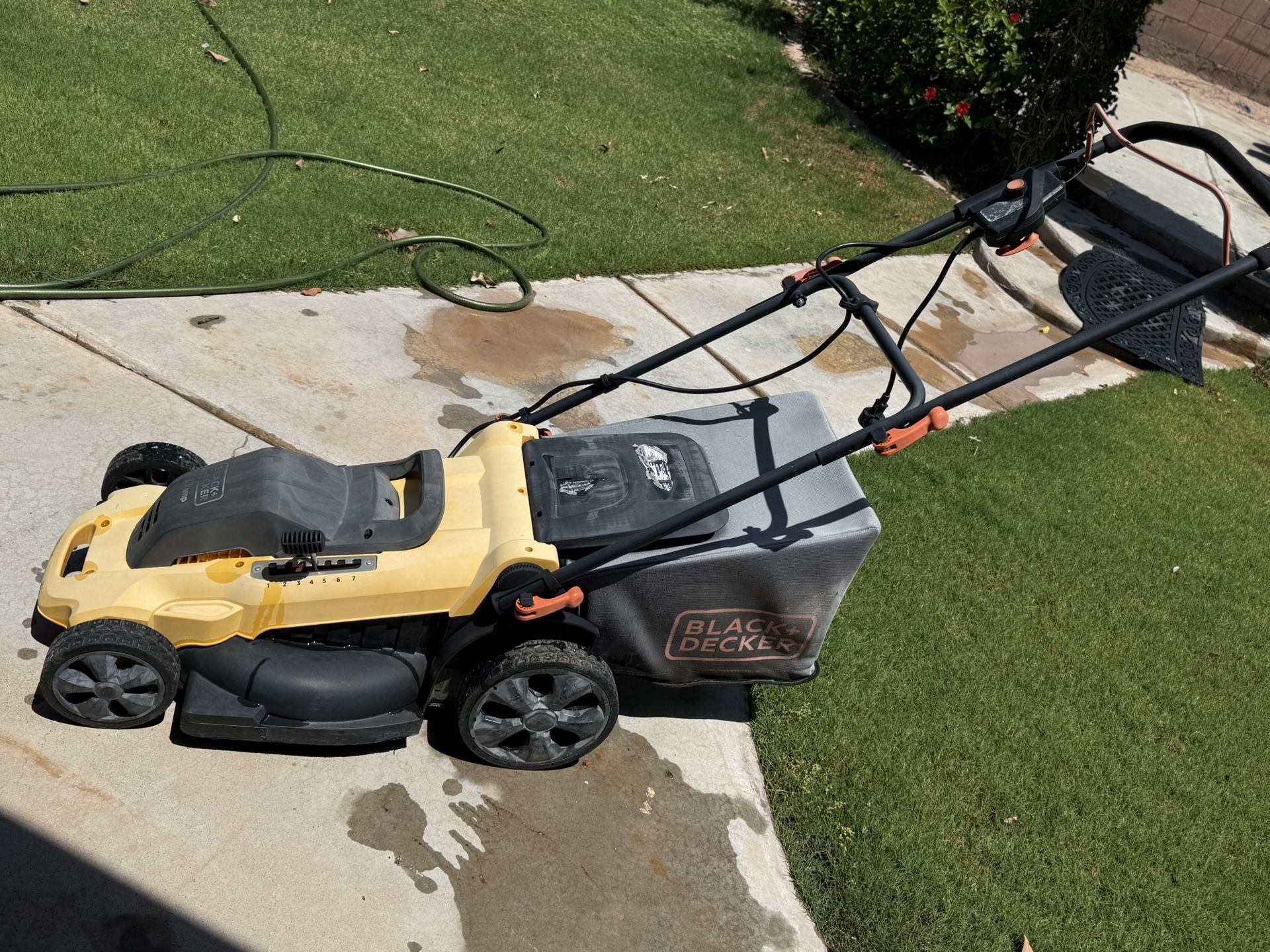 Black & Decker Electric Lawn Mower