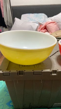 vintage Pyrex primary color nesting mixing bowls include a yellow, red, and green bowl.
