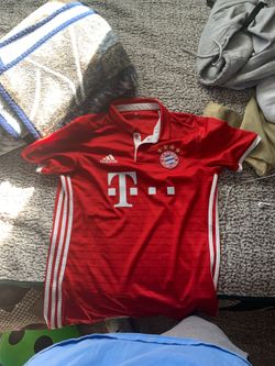 Clean Bayern collar tee