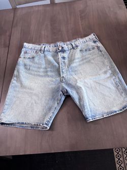 Size 42 Levi shorts