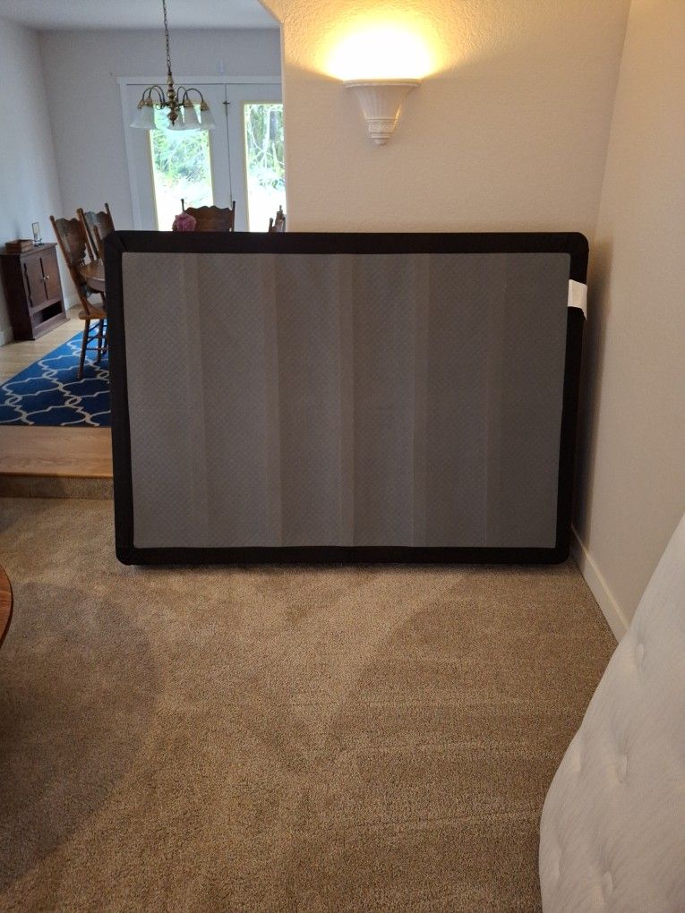 1 year old hardly used Twin box spring