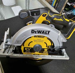 DEWALT 20-Volt Max 6-1/2-in Brushless Cordless Circular Saw (DCS565B) - BRAND NEW