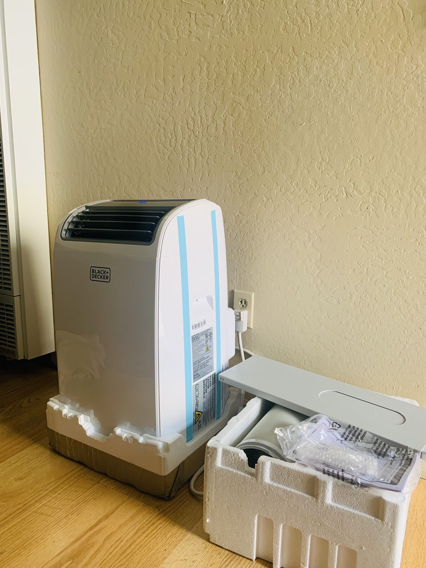BRAND NEW BLACK AND DECKER PORTABLE AIR CONDITIONER / AC 12,000 BTU