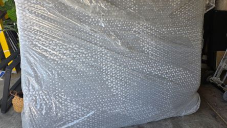 Set of Queen mattress with Boxspring LIKE NEW!