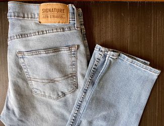 32x30 Men’s Jeans (2) - Signature Levi Strauss & Lee