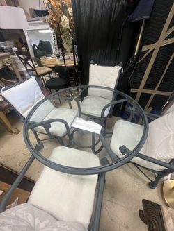 Beautiful Patio set with 4 chairs
