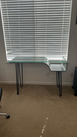 DESK WITH ADJUSTABLE CHAIR