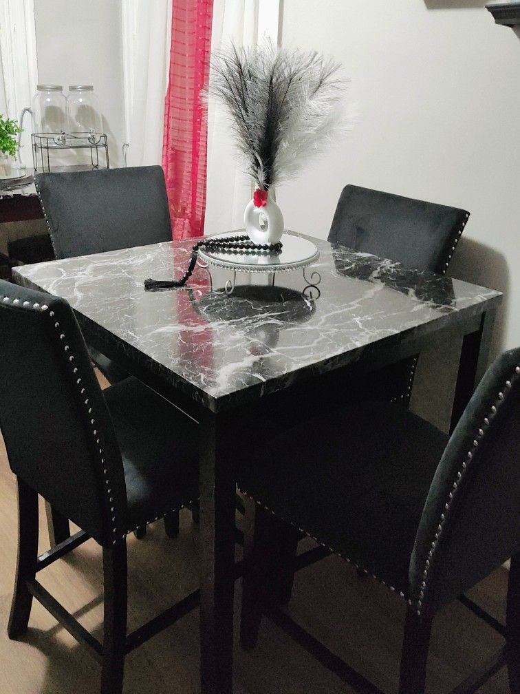 Small 4 High Chairs Dinning Table & Bar With Stools