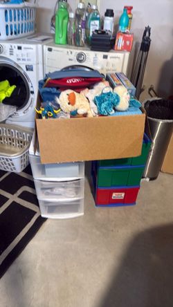 Teachers classroom art after school books, games Kranz, coloring books, containers drawers, colored pencils, pens