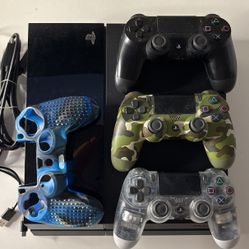 PS4 Including 3 Controllers 