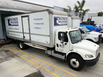 Freightliner M2-106 Box Truck -Excellent
