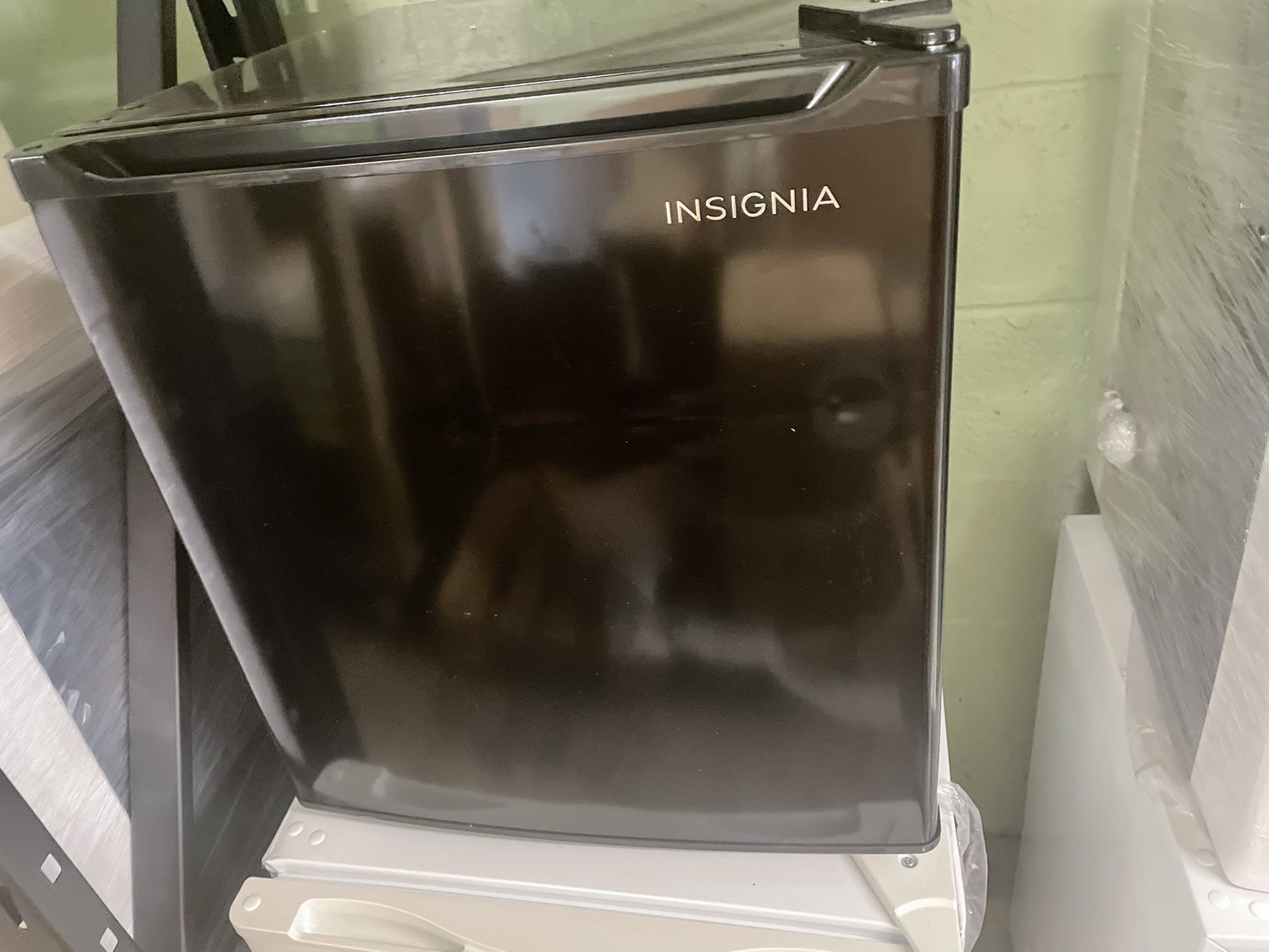 INSIGNIA MINI FRIDGE