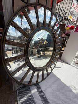 Beautiful round mirror 35”x25”