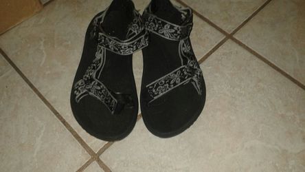 Sandals boys size 5