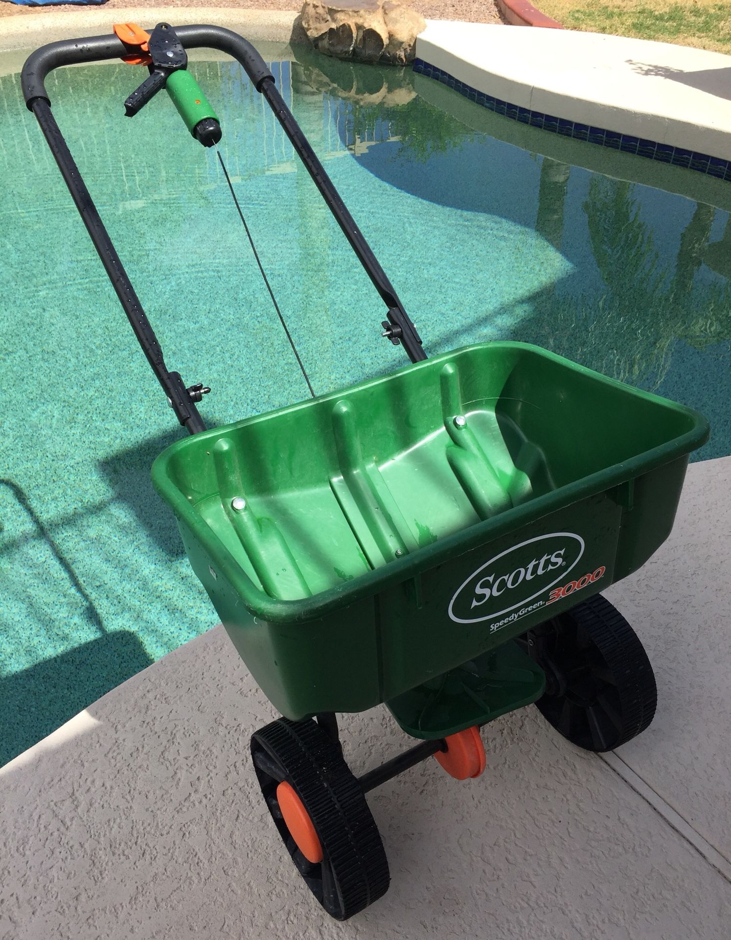 Scott s Speedy Green 3000 Broadcast Lawn Spreader Like NEW For Sale 