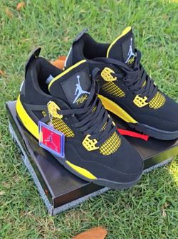 Jordan 4 Retro ‘Thunder’ size 8