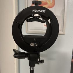 neewer light with bracket