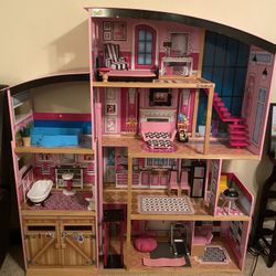 Doll House in Good Condition 