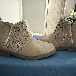 Girls Boots .