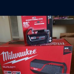 Milwaukee Speaker + 5.0 Battery NEW