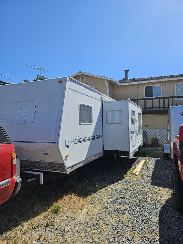 2005 Trailbay 27ft trailer