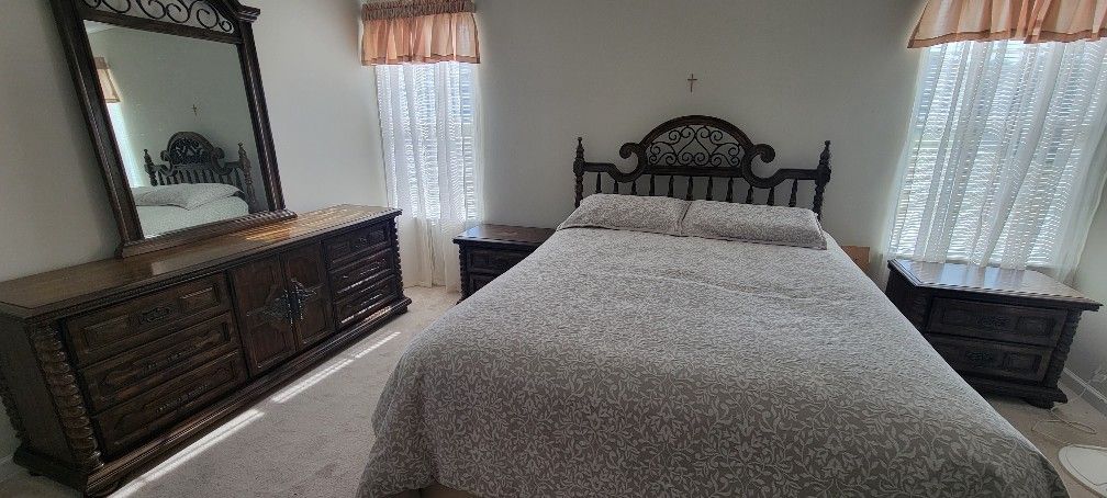 Tradicional Bedroom Set (5 Pieces)
