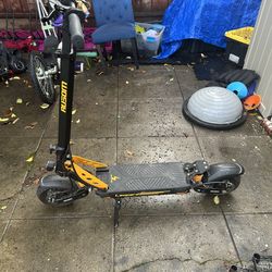 Ausom Leopard electric scooter goes 35mph with 55 miles of range per charge