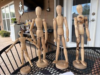 Wooden figures mostly articulated