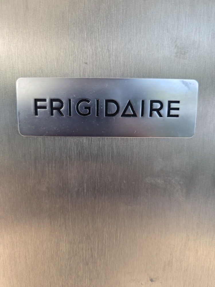 FOR SALE LIKE NEW FRIGEDAIRE REFRIGERATOR
