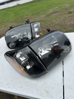 Toyota Tundra Headlights 05-06 New 