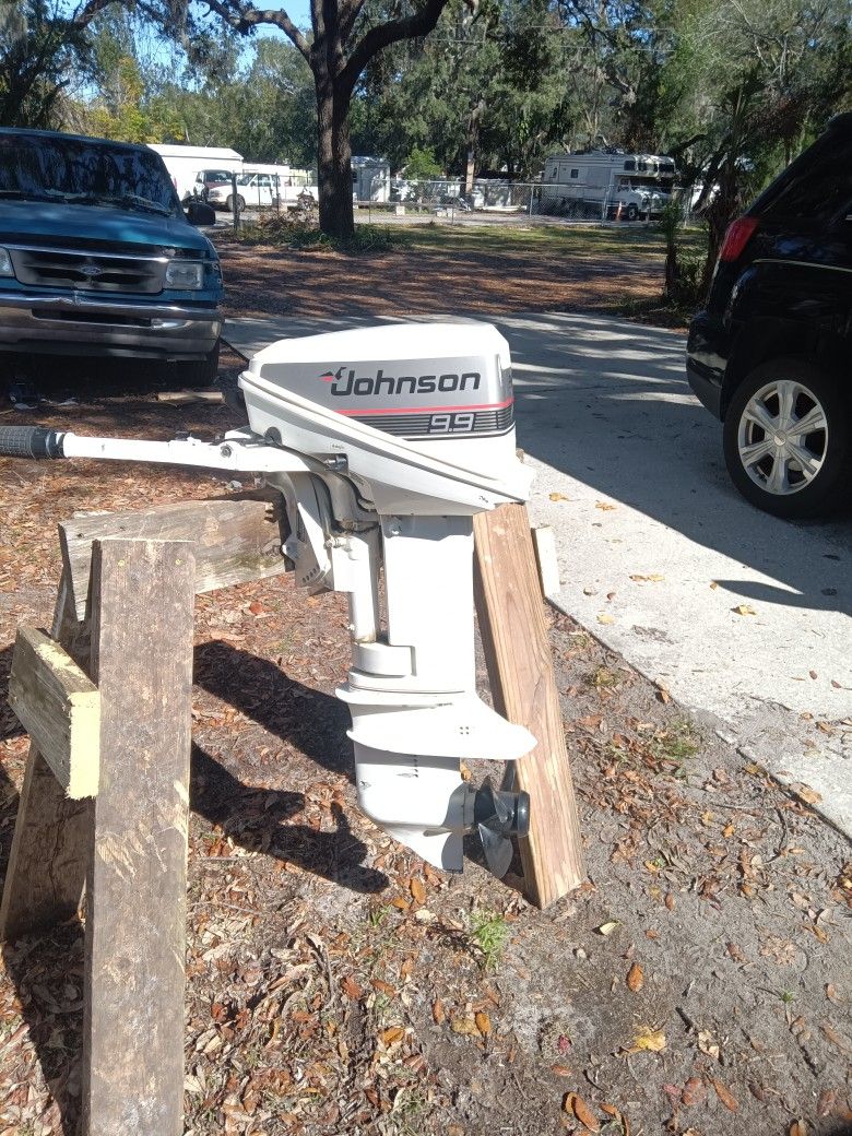 1989 9.9 outboard Johnson Johnson outboard looks brand new been kept in garage